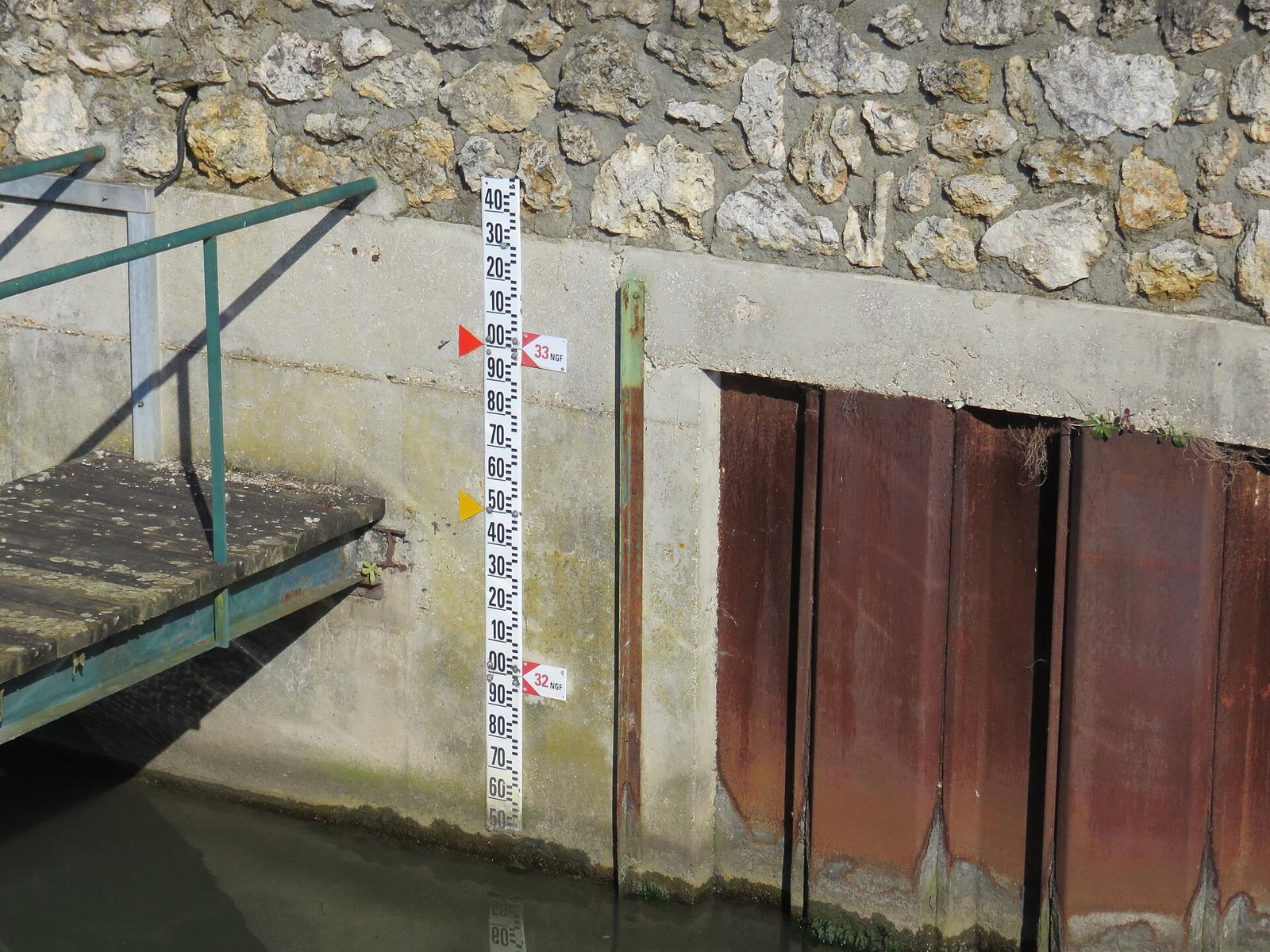 Échelle de mesure du niveau de l'Orge fixée sur un quai à Athis-Mons