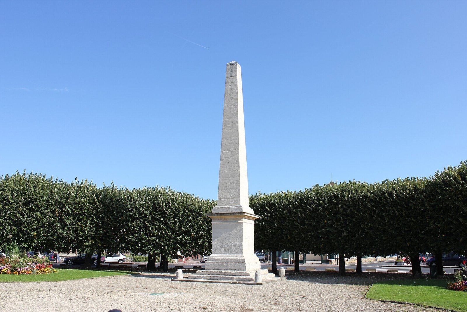 L'obélisque de la Pyramide entouré d'arbres taillés à Brunoy
