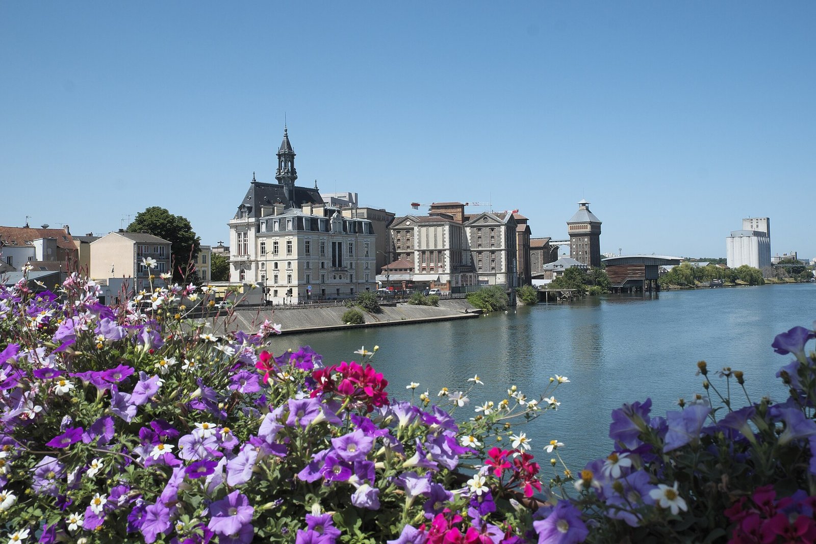 Corbeil-Essonnes et les quais de la Seine, en Essonne