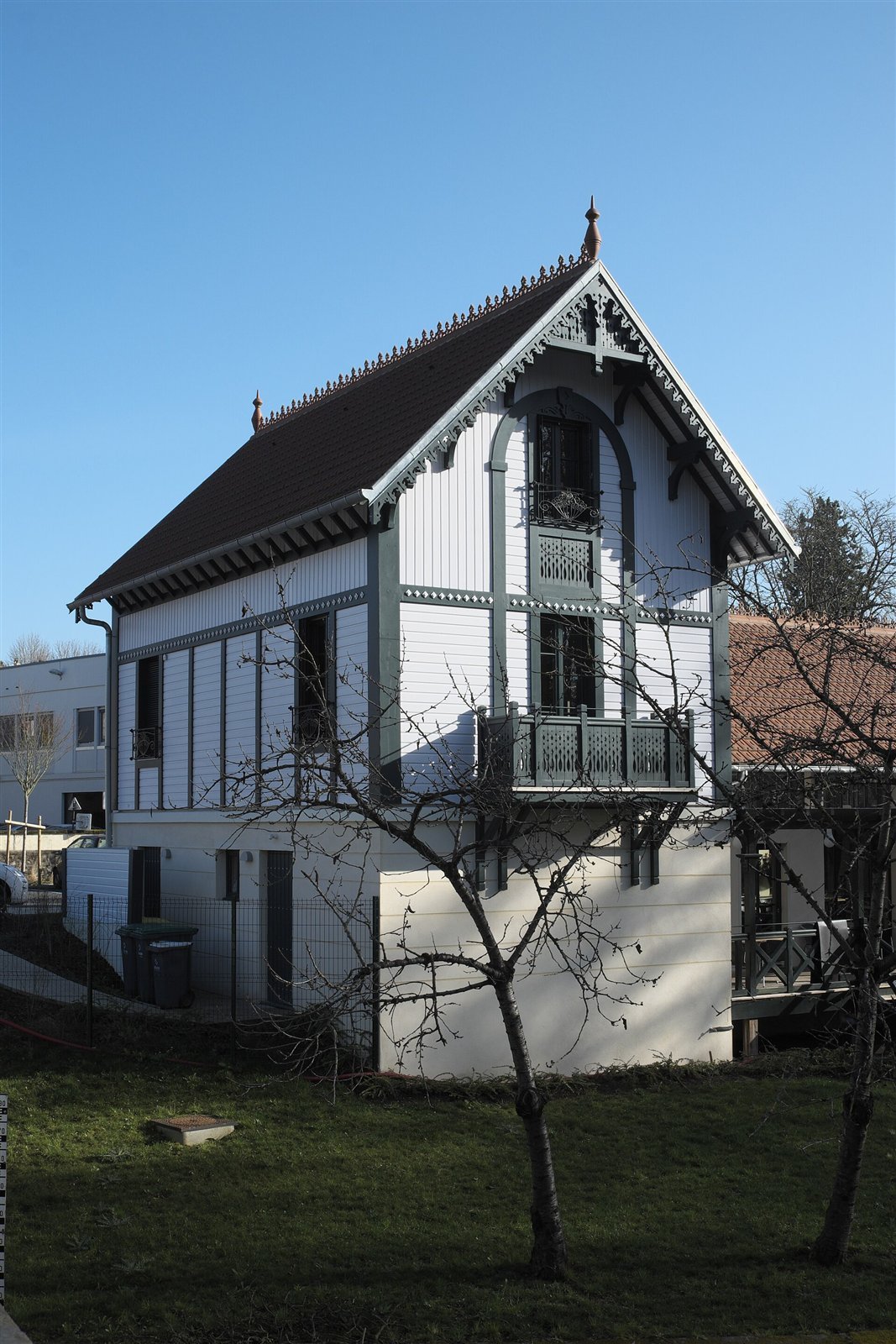 Maison à pans de bois clairs et balcon ouvragé à Brunoy, dans l’Essonne