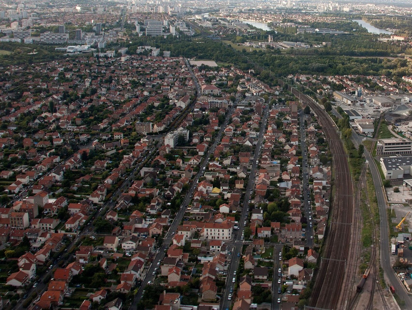 Vue aérienne des rues pavillonnaires de Villeneuve-le-Roi le long des voies ferrées