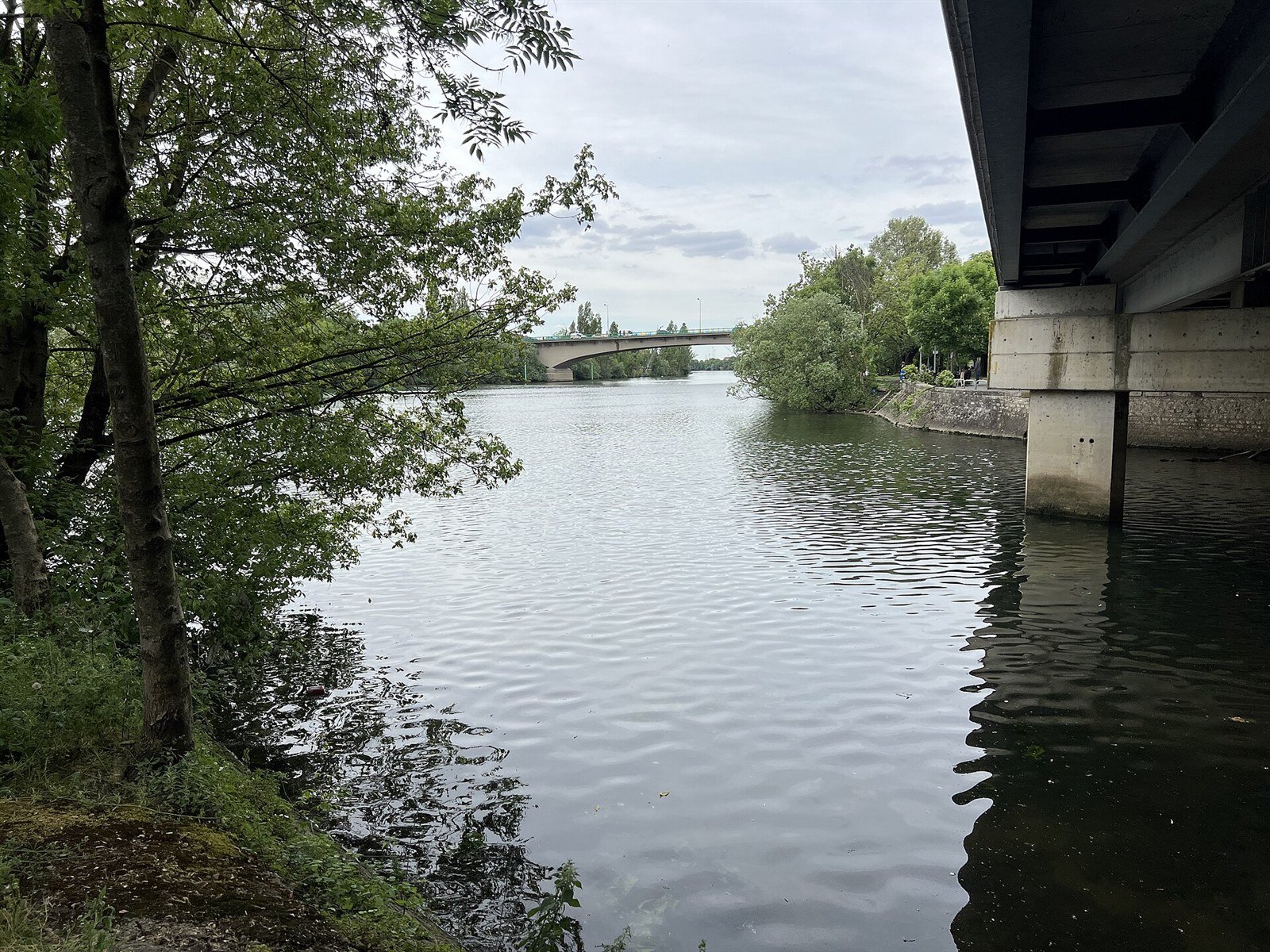 La Seine à la confluence avec l'Yerres à Villeneuve-Saint-Georges, vue depuis la berge sous un pont